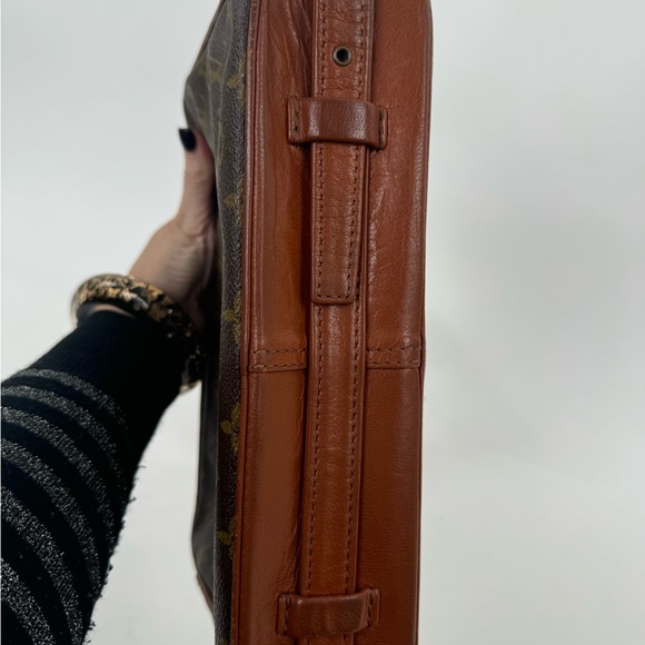 Louis Vuitton Monogram bag..ususual adjustable strapp that tucks under the bag - Picture 5 of 13